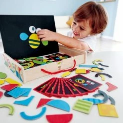 Hape Ξύλινα Μαγνητικός Πίνακας Βαλιτσάκι Σετ 105 τεμαχίων (E1631) -Επιτραπέζια παιχνίδια & κάρτες Εκπτώσεις 690213 1